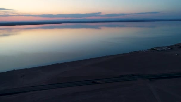 Luchtfoto Van Auto Rijden Tijdens Zonsondergang Een Lege Weg Het — Stockvideo