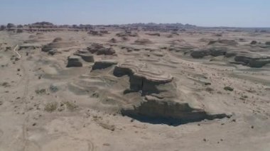 Hava dünya kasaba, iblisleri Karamay, şeytanlar musallat çöl çölde kum kayalar kuzeybatı Çin'in Sincan Uygur Özerk Bölgesi içinde görülmektedir. Arazi tozlu ve kurak çöl