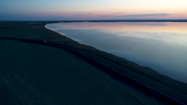 Luchtfoto Van Auto Rijden Tijdens Zonsondergang Een Lege Weg Het — Stockvideo