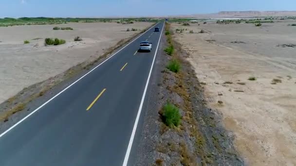 Vista Aérea Conducción Automóviles Durante Atardecer Una Carretera Vacía Medio — Vídeos de Stock