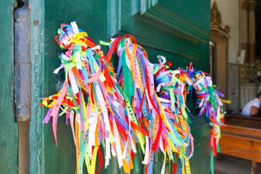 Igreja de Nosso Senhor Bonfim, Salvador, Brezilya Bahia bulunan bir Katolik Kilisesi var. Nerede insanlar kravat süre şeritlere kilisenin önünde dilekler ünlü turistik yer.
