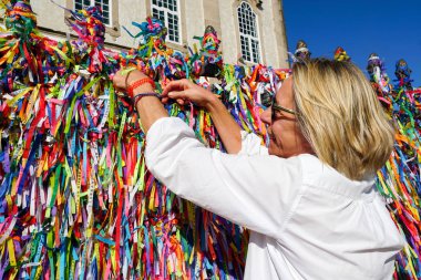 Igreja de Nosso Senhor Bonfim, Salvador, Brezilya Bahia bulunan bir Katolik Kilisesi var. Nerede insanlar kravat süre şeritlere kilisenin önünde dilekler ünlü turistik yer.