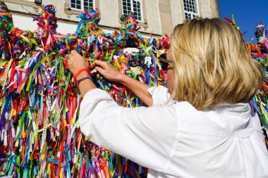 Igreja de Nosso Senhor Bonfim, Salvador, Brezilya Bahia bulunan bir Katolik Kilisesi var. Nerede insanlar kravat süre şeritlere kilisenin önünde dilekler ünlü turistik yer.