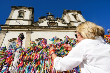 Igreja de Nosso Senhor Bonfim, Salvador, Brezilya Bahia bulunan bir Katolik Kilisesi var. Nerede insanlar kravat süre şeritlere kilisenin önünde dilekler ünlü turistik yer.