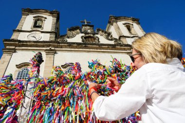Igreja de Nosso Senhor Bonfim, Salvador, Brezilya Bahia bulunan bir Katolik Kilisesi var. Nerede insanlar kravat süre şeritlere kilisenin önünde dilekler ünlü turistik yer.