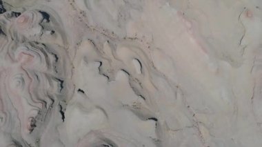 Hava dünya kasaba, iblisleri Karamay, şeytanlar musallat çöl çölde kum kayalar kuzeybatı Çin'in Sincan Uygur Özerk Bölgesi içinde görülmektedir. Arazi tozlu ve kurak çöl