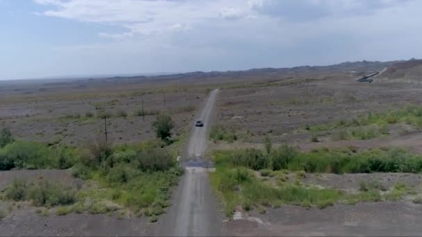 Légifelvételek Autóban Vezetés Egy Üres Utat Xinjiang Ujgur Autonóm Tartomány — Stock videók