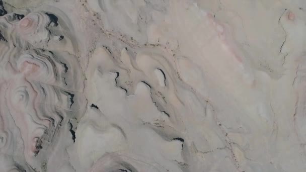 中国北西部の新疆ウイグル自治区カラマイ 悪魔の出没砂漠の悪魔の世界の町の砂浜の岩の砂漠の空撮です ほこりや乾燥した土地の砂漠 — ストック動画
