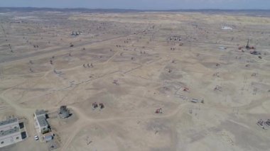 Petrol sahası işlemi ve Sincan çöl kanaldaki hava görünümünü. Petrol çıkarma çapa makinesi pompa birimi görünümünü robot. Petrol ve enerji sanayi, petrol pompa jack arazi kuzeybatı Çin'in Xinjiang Uygur.