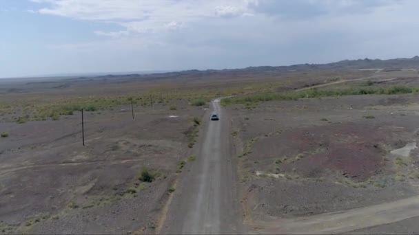 Vista Aérea Del Coche Que Conduce Una Carretera Vacía Medio — Vídeos de Stock