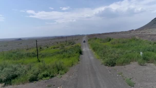 Vista Aérea Carro Dirigindo Uma Estrada Vazia Meio Deserto Próximo — Vídeo de Stock