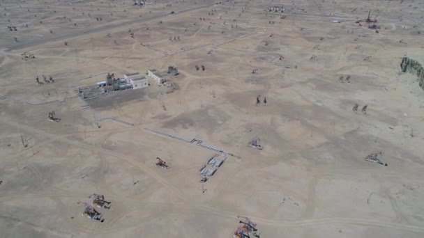 Vue Aérienne Exploitation Champ Pétrolifère Pipeline Dans Désert Xinjiang Vue — Video