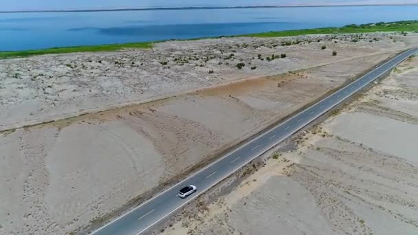 Vista Aérea Del Coche Que Conduce Una Carretera Vacía Medio — Vídeo de stock