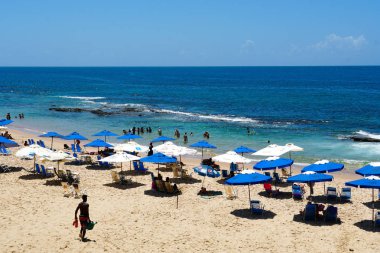İnsanlar güneş zevk, plaj ve mavi Porto da Barra Beach adlı sonraki Brezilya Bahia Salvador Barra deniz feneri su. 