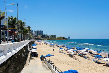 İnsanlar güneş zevk, plaj ve mavi Porto da Barra Beach adlı sonraki Brezilya Bahia Salvador Barra deniz feneri su. 