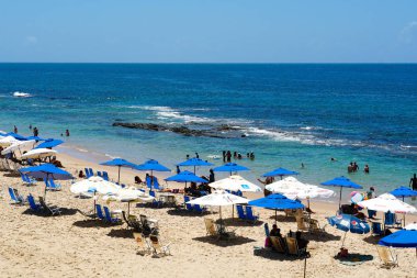 İnsanlar güneş zevk, plaj ve mavi Porto da Barra Beach adlı sonraki Brezilya Bahia Salvador Barra deniz feneri su. 
