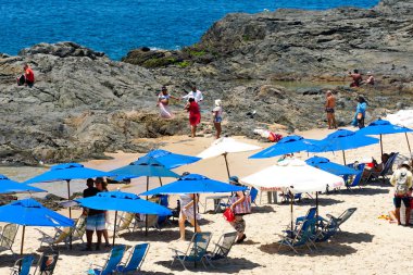 İnsanlar güneş zevk, plaj ve mavi Porto da Barra Beach adlı sonraki Brezilya Bahia Salvador Barra deniz feneri su. 