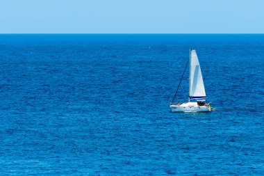 Güzel yelkenli deniz yelken açık denizde sakin. Lüks yaz aktif bir tatil.