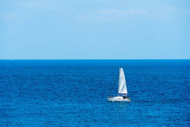 Güzel yelkenli deniz yelken açık denizde sakin. Lüks yaz aktif bir tatil.