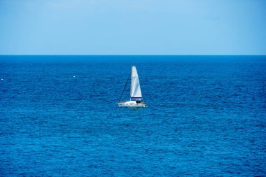 Güzel yelkenli deniz yelken açık denizde sakin. Lüks yaz aktif bir tatil.