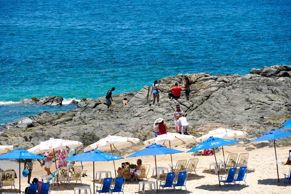 Människor Som Njuter Solen Vatten Stranden Och Blått Vid Stranden — Stockfoto