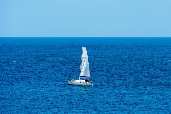 Güzel yelkenli deniz yelken açık denizde sakin. Lüks yaz aktif bir tatil.