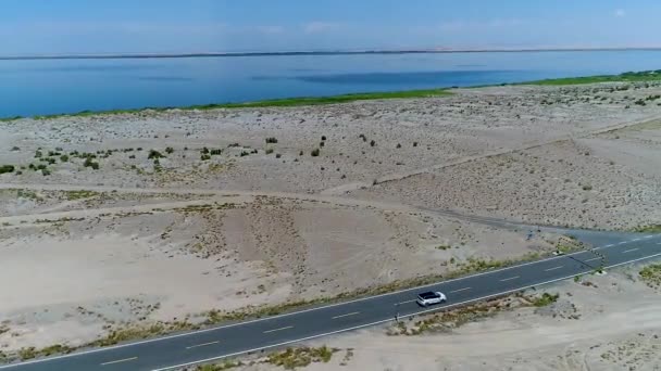 Вид Воздуха Автомобиль Движущийся Пустой Дороге Середине Пустыни Рядом Айлик — стоковое видео