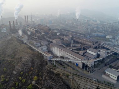 Büyük China.Air kirliliği duman bacaları dışarı geliyor tarafından fabrikada hava görünümünü. Kömür fosil yakıt enerji santrali bacalardan karbondioksit kirliliği yayarlar. Chengde, Çin. 