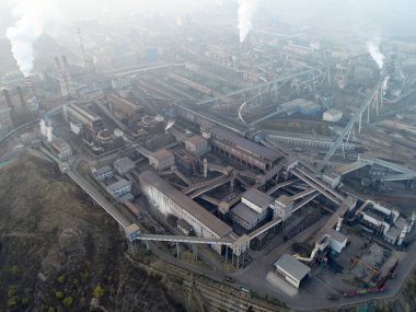 Büyük China.Air kirliliği duman bacaları dışarı geliyor tarafından fabrikada hava görünümünü. Kömür fosil yakıt enerji santrali bacalardan karbondioksit kirliliği yayarlar. Chengde, Çin. 