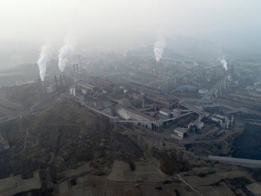 Büyük China.Air kirliliği duman bacaları dışarı geliyor tarafından fabrikada hava görünümünü. Kömür fosil yakıt enerji santrali bacalardan karbondioksit kirliliği yayarlar. Chengde, Çin. 