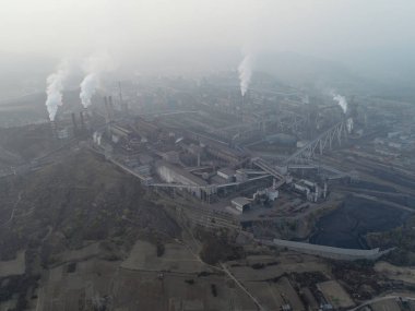 Büyük China.Air kirliliği duman bacaları dışarı geliyor tarafından fabrikada hava görünümünü. Kömür fosil yakıt enerji santrali bacalardan karbondioksit kirliliği yayarlar. Chengde, Çin. 