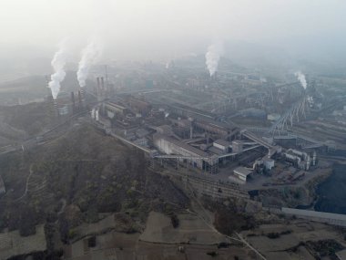 Büyük China.Air kirliliği duman bacaları dışarı geliyor tarafından fabrikada hava görünümünü. Kömür fosil yakıt enerji santrali bacalardan karbondioksit kirliliği yayarlar. Chengde, Çin. 