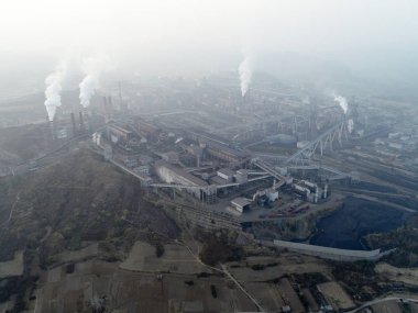 Büyük China.Air kirliliği duman bacaları dışarı geliyor tarafından fabrikada hava görünümünü. Kömür fosil yakıt enerji santrali bacalardan karbondioksit kirliliği yayarlar. Chengde, Çin. 