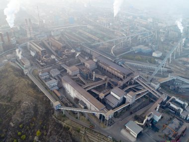 Büyük China.Air kirliliği duman bacaları dışarı geliyor tarafından fabrikada hava görünümünü. Kömür fosil yakıt enerji santrali bacalardan karbondioksit kirliliği yayarlar. Chengde, Çin. 