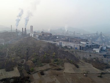 Büyük China.Air kirliliği duman bacaları dışarı geliyor tarafından fabrikada hava görünümünü. Kömür fosil yakıt enerji santrali bacalardan karbondioksit kirliliği yayarlar. Chengde, Çin. 