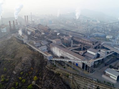 Büyük China.Air kirliliği duman bacaları dışarı geliyor tarafından fabrikada hava görünümünü. Kömür fosil yakıt enerji santrali bacalardan karbondioksit kirliliği yayarlar. Chengde, Çin. 