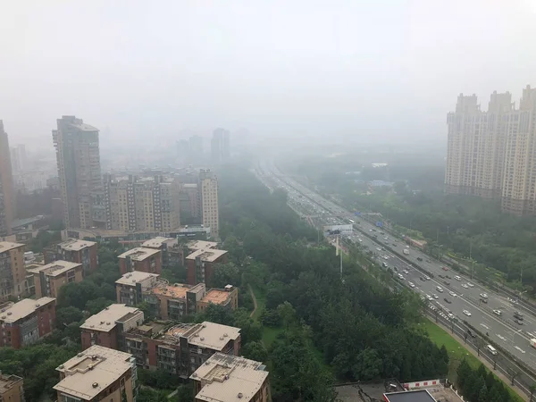中国北京市空气污染严重 大雾的顶观高速公路 空气污染是中国北京的一个严重问题 — 图库照片