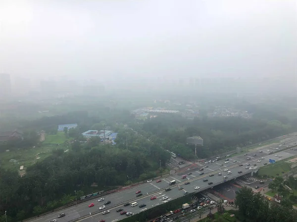 深刻な大気汚染 霞中国北京市に高速道路をトップ ビュー 大気汚染は 中国北京での深刻な問題 — ストック写真