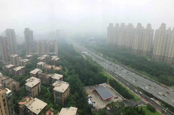 深刻な大気汚染 霞中国北京市に高速道路をトップ ビュー 大気汚染は 中国北京での深刻な問題 — ストック写真
