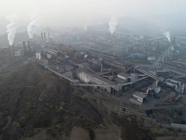 Büyük China.Air kirliliği duman bacaları dışarı geliyor tarafından fabrikada hava görünümünü. Kömür fosil yakıt enerji santrali bacalardan karbondioksit kirliliği yayarlar. Chengde, Çin. 