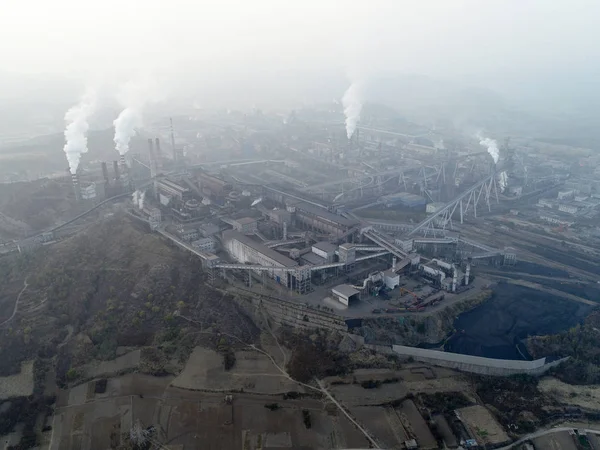 Büyük China.Air kirliliği duman bacaları dışarı geliyor tarafından fabrikada hava görünümünü. Kömür fosil yakıt enerji santrali bacalardan karbondioksit kirliliği yayarlar. Chengde, Çin. 