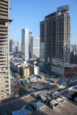 Binaların yapım aşamasında. Chengdu, Sichuan, Çin. İnşaat alanında mavi yaz gün boyunca şehir City.