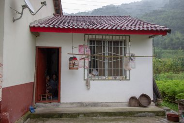 2008 Sichuan deprem Anıtı sitesi. Sonra genç, Sichuan, Çin'deki büyük depremde binalar. Sichuan depremde öldü herkese adanmış memorial site. 