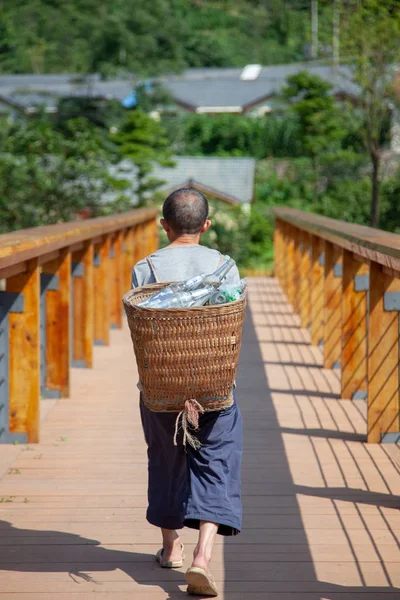 Campesino Cargando Canasta Bolso Caminando Sobre Puente Madera Parte Superior —  Fotos de Stock