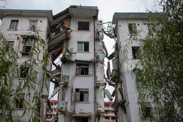 2008 Sichuan deprem Anıtı sitesi. Sonra genç, Sichuan, Çin'deki büyük depremde binalar. Sichuan depremde öldü herkese adanmış memorial site. 