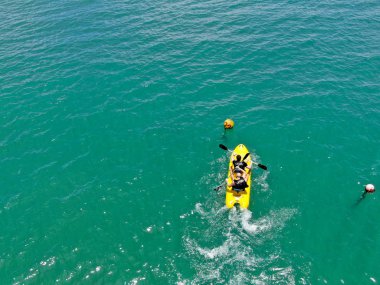 Havadan görünümü görünümü okyanusun açık mavi turkuaz su kayağı güçlü aktif erkek. Aktif bir tatil. Praia Forte, Brezilya.