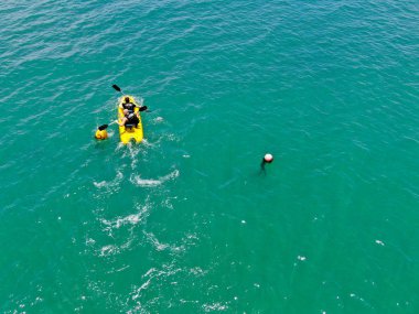 Havadan görünümü görünümü okyanusun açık mavi turkuaz su kayağı güçlü aktif erkek. Aktif bir tatil. Praia Forte, Brezilya.