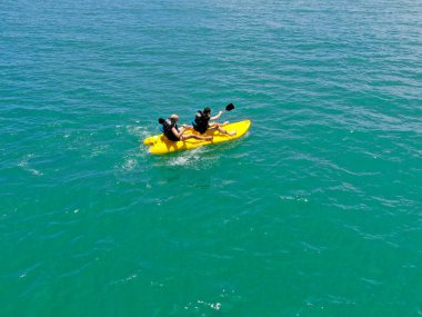 Havadan görünümü görünümü okyanusun açık mavi turkuaz su kayağı güçlü aktif erkek. Aktif bir tatil. Praia Forte, Brezilya.