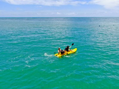 Havadan görünümü görünümü okyanusun açık mavi turkuaz su kayağı güçlü aktif erkek. Aktif bir tatil. Praia Forte, Brezilya.