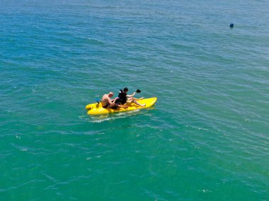 Havadan görünümü görünümü okyanusun açık mavi turkuaz su kayağı güçlü aktif erkek. Aktif bir tatil. Praia Forte, Brezilya.